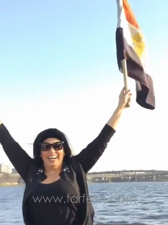 فيديو للراقصة فيفي عبده تقدم وصلة رقص مع العلم المصري في النيل صورة رقم 3 فيديو للراقصة فيفي عبده تقدم وصلة رقص مع العلم المصري في النيل صورة رقم 3