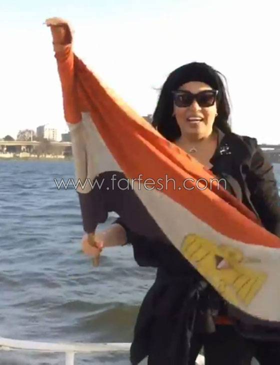 فيديو للراقصة فيفي عبده تقدم وصلة رقص مع العلم المصري في النيل صورة رقم 5 فيديو للراقصة فيفي عبده تقدم وصلة رقص مع العلم المصري في النيل صورة رقم 5