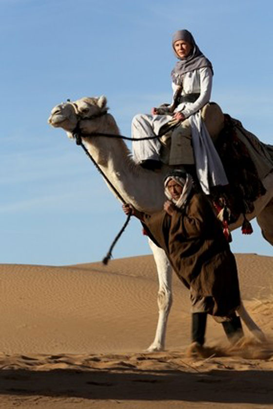 الرحالة نيكول كيدمان قادمة الى حائل على ظهر جمل صورة رقم 2 الرحالة نيكول كيدمان قادمة الى حائل على ظهر جمل صورة رقم 2