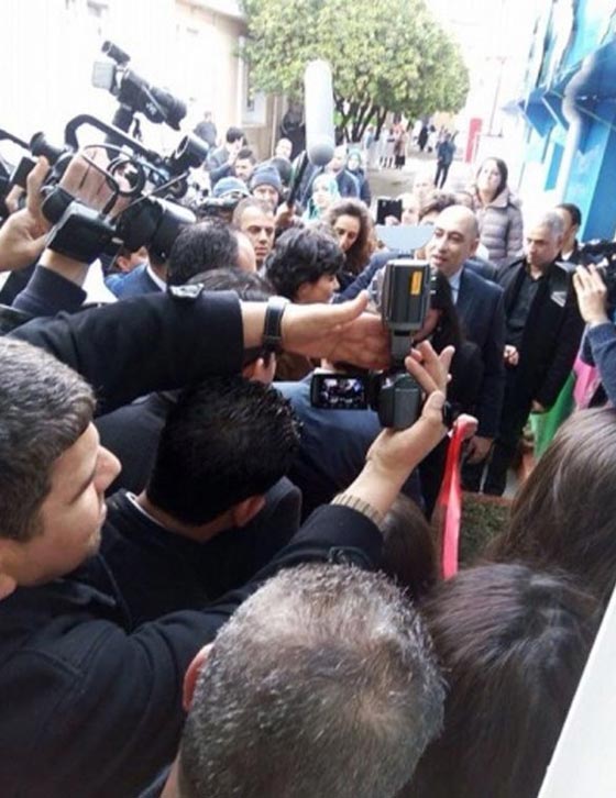 صور النجمة التركية توبا (لميس) في الجزائر تزور اطفال المصابين بمرض السرطان صورة رقم 9 صور النجمة التركية توبا (لميس) في الجزائر تزور اطفال المصابين بمرض السرطان صورة رقم 9