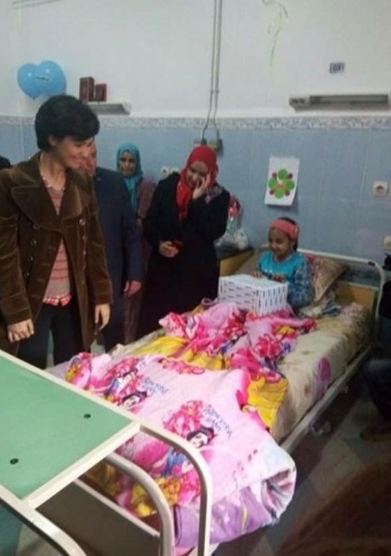 صور النجمة التركية توبا (لميس) في الجزائر تزور اطفال المصابين بمرض السرطان صورة رقم 3 صور النجمة التركية توبا (لميس) في الجزائر تزور اطفال المصابين بمرض السرطان صورة رقم 3