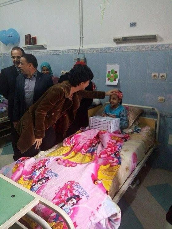 صور النجمة التركية توبا (لميس) في الجزائر تزور اطفال المصابين بمرض السرطان صورة رقم 2 صور النجمة التركية توبا (لميس) في الجزائر تزور اطفال المصابين بمرض السرطان صورة رقم 2