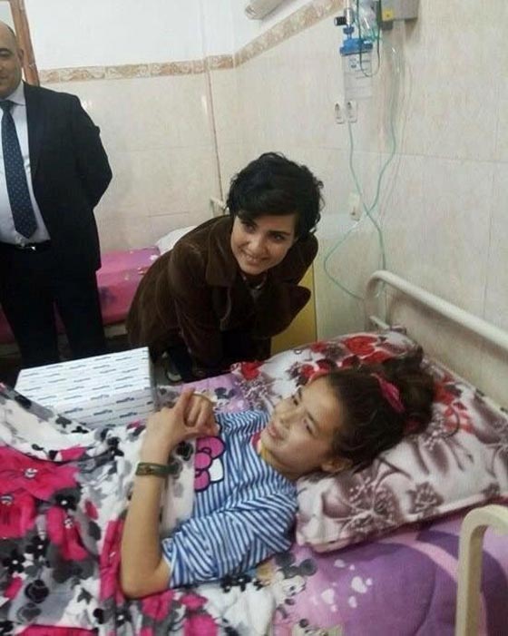 صور النجمة التركية توبا (لميس) في الجزائر تزور اطفال المصابين بمرض السرطان صورة رقم 6 صور النجمة التركية توبا (لميس) في الجزائر تزور اطفال المصابين بمرض السرطان صورة رقم 6