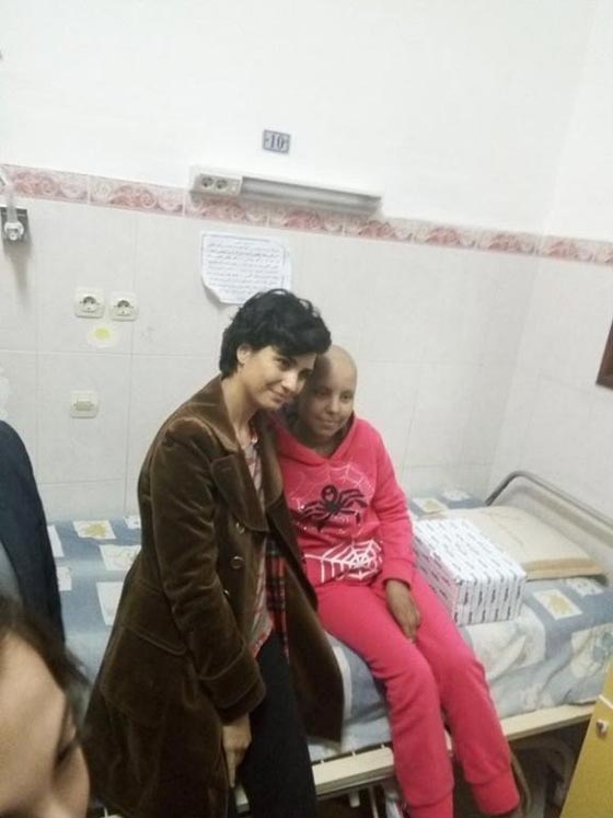 صور النجمة التركية توبا (لميس) في الجزائر تزور اطفال المصابين بمرض السرطان صورة رقم 5 صور النجمة التركية توبا (لميس) في الجزائر تزور اطفال المصابين بمرض السرطان صورة رقم 5