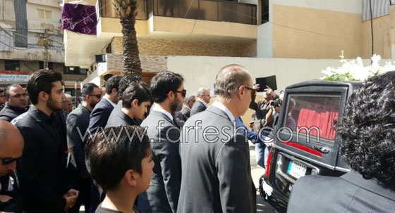 راغب علامة يبكي اثناء تشييع جثمان والده والنجوم يعزّونه صورة رقم 4 راغب علامة يبكي اثناء تشييع جثمان والده والنجوم يعزّونه صورة رقم 4
