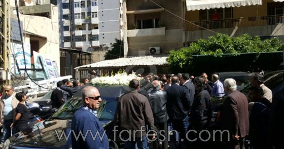 راغب علامة يبكي اثناء تشييع جثمان والده والنجوم يعزّونه صورة رقم 2 راغب علامة يبكي اثناء تشييع جثمان والده والنجوم يعزّونه صورة رقم 2
