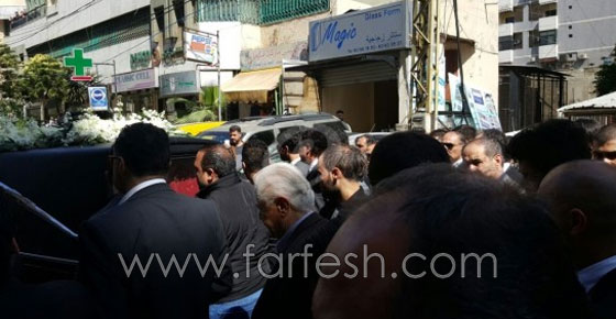 راغب علامة يبكي اثناء تشييع جثمان والده والنجوم يعزّونه صورة رقم 14 راغب علامة يبكي اثناء تشييع جثمان والده والنجوم يعزّونه صورة رقم 14