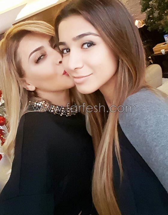 بمناسبة عيد الام: اجمل صور الفنانات العربيات مع أبنائهن وبناتهن صورة رقم 3 بمناسبة عيد الام: اجمل صور الفنانات العربيات مع أبنائهن وبناتهن صورة رقم 3
