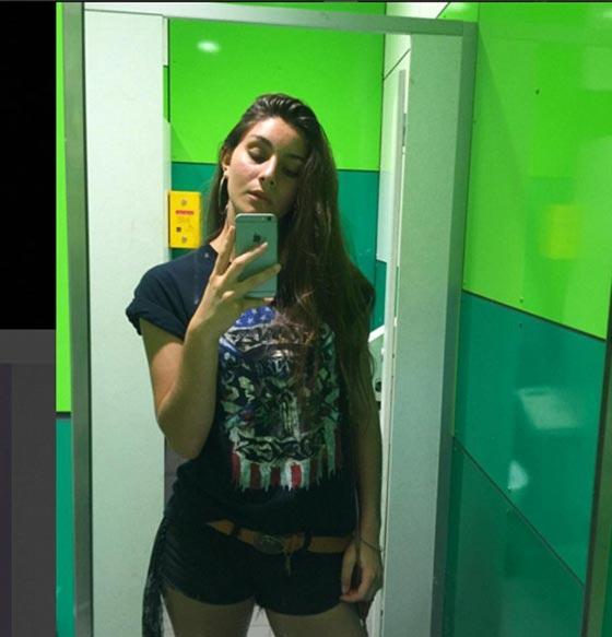 بالفيديو من استراليا.. شاهد كيف تحرشت مادونا بفتاة وكيف كشفت عن صدرها صورة رقم 15 بالفيديو من استراليا.. شاهد كيف تحرشت مادونا بفتاة وكيف كشفت عن صدرها صورة رقم 15