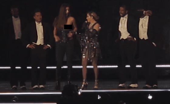 بالفيديو من استراليا.. شاهد كيف تحرشت مادونا بفتاة وكيف كشفت عن صدرها صورة رقم 4 بالفيديو من استراليا.. شاهد كيف تحرشت مادونا بفتاة وكيف كشفت عن صدرها صورة رقم 4
