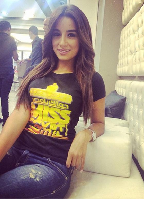 ممثل هندي يُحرج المذيعة المصرية جوري بكر ويقبلها امام الكاميرات صورة رقم 9 ممثل هندي يُحرج المذيعة المصرية جوري بكر ويقبلها امام الكاميرات صورة رقم 9
