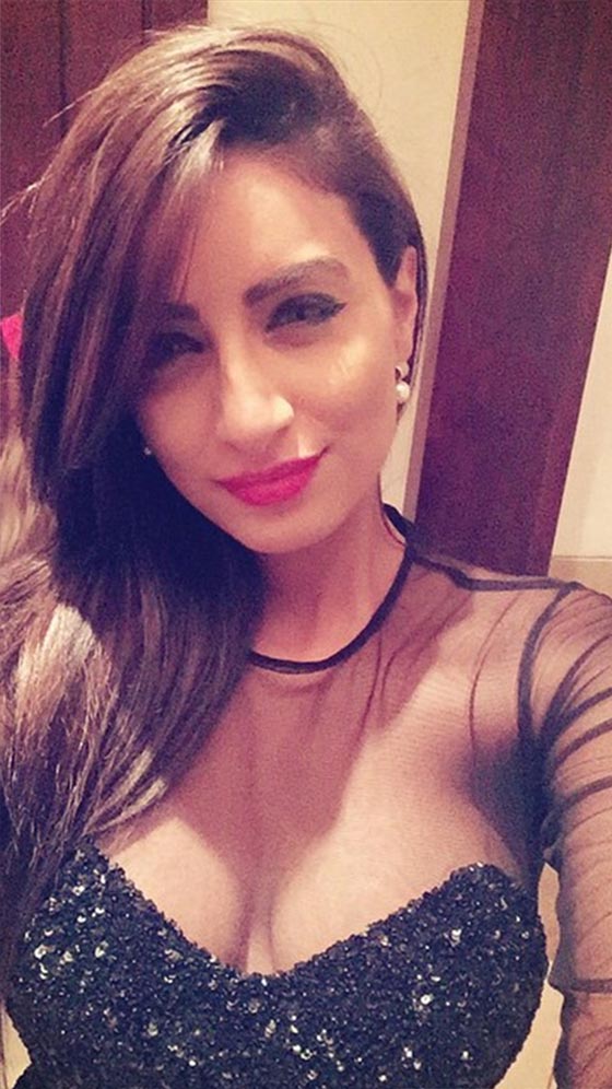 ممثل هندي يُحرج المذيعة المصرية جوري بكر ويقبلها امام الكاميرات صورة رقم 10 ممثل هندي يُحرج المذيعة المصرية جوري بكر ويقبلها امام الكاميرات صورة رقم 10