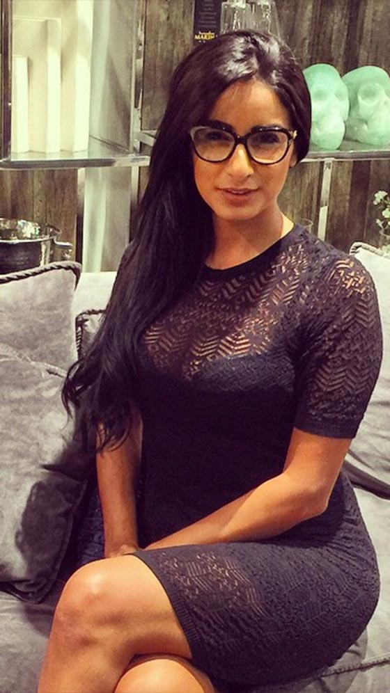 ممثل هندي يُحرج المذيعة المصرية جوري بكر ويقبلها امام الكاميرات صورة رقم 11 ممثل هندي يُحرج المذيعة المصرية جوري بكر ويقبلها امام الكاميرات صورة رقم 11