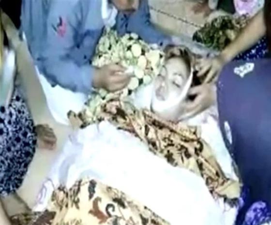 وفاة مغنية بوب شابة لدغتها افعى كوبرا على المسرح.. فيديو صورة رقم 1 وفاة مغنية بوب شابة لدغتها افعى كوبرا على المسرح.. فيديو صورة رقم 1