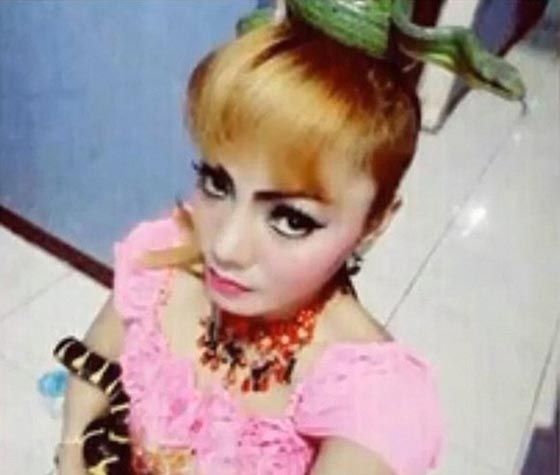 وفاة مغنية بوب شابة لدغتها افعى كوبرا على المسرح.. فيديو صورة رقم 6 وفاة مغنية بوب شابة لدغتها افعى كوبرا على المسرح.. فيديو صورة رقم 6