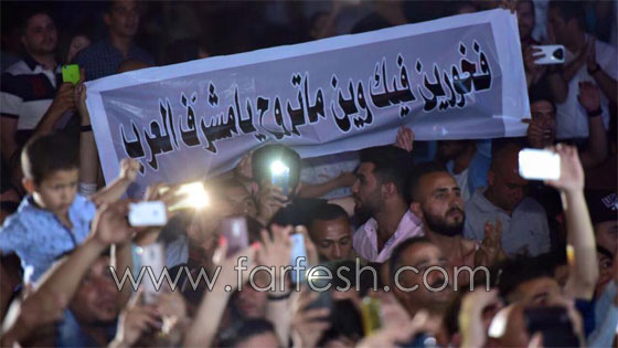 فيديو تامر حسني مع فتاة اردنية طبعت قبلة على خدّه في مطار عمان صورة رقم 15 فيديو تامر حسني مع فتاة اردنية طبعت قبلة على خدّه في مطار عمان صورة رقم 15