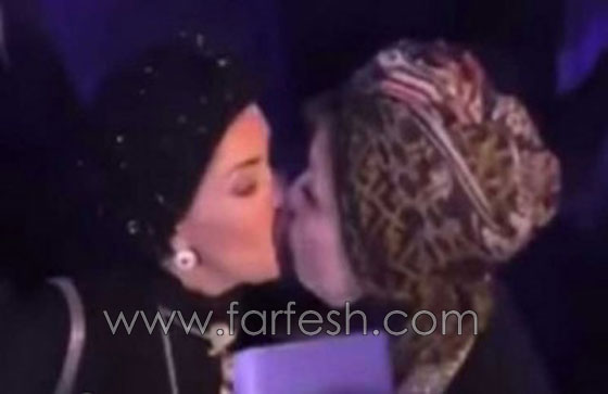 5 قبلات بين مشاهير عرب اثارت الجدل بين المصريين صورة رقم 3 5 قبلات بين مشاهير عرب اثارت الجدل بين المصريين صورة رقم 3