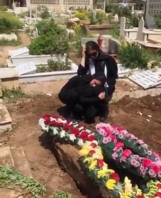 صور الفنانة قمر تبكي على قبر والدتها وهي ترتدي الحجاب صورة رقم 3 صور الفنانة قمر تبكي على قبر والدتها وهي ترتدي الحجاب صورة رقم 3