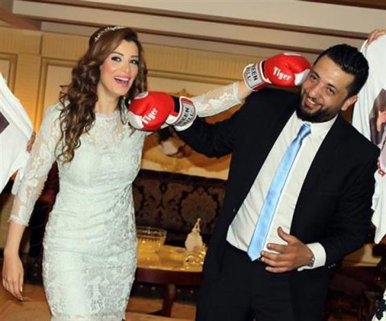 فيديو طريف: خطيب مذيعة عربية يفاجئ خطيبته ويصالحها على الهواء صورة رقم 5 فيديو طريف: خطيب مذيعة عربية يفاجئ خطيبته ويصالحها على الهواء صورة رقم 5