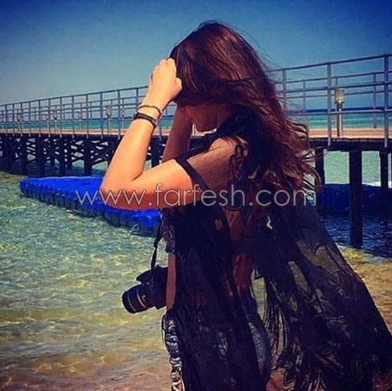صور درة على البحر بملابس جريئة (هوت شورت وبطن مكشوف) تفاجئ جمهورها! صورة رقم 1 صور درة على البحر بملابس جريئة (هوت شورت وبطن مكشوف) تفاجئ جمهورها! صورة رقم 1
