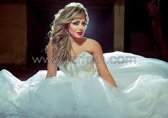صور فنانات عازبات ارتدين فستان الزفاف أمام الكاميرات فقط صورة رقم 6