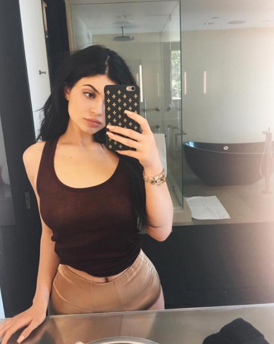 تسريب فيديو اباحي للنجمة كايلي جينر بعد انفصالها عن حبيبها صورة رقم 11 تسريب فيديو اباحي للنجمة كايلي جينر بعد انفصالها عن حبيبها صورة رقم 11