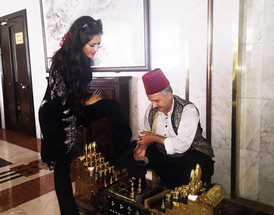 فنانة عالمية تتجاهل وزير الإعلام السوري وتفضل عليه ماسح أحذية صورة رقم 5 فنانة عالمية تتجاهل وزير الإعلام السوري وتفضل عليه ماسح أحذية صورة رقم 5
