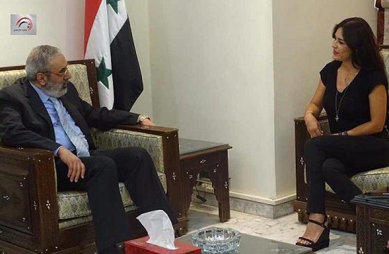 فنانة عالمية تتجاهل وزير الإعلام السوري وتفضل عليه ماسح أحذية صورة رقم 2 فنانة عالمية تتجاهل وزير الإعلام السوري وتفضل عليه ماسح أحذية صورة رقم 2