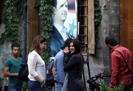 فنانة عالمية تتجاهل وزير الإعلام السوري وتفضل عليه ماسح أحذية صورة رقم 4 فنانة عالمية تتجاهل وزير الإعلام السوري وتفضل عليه ماسح أحذية صورة رقم 4
