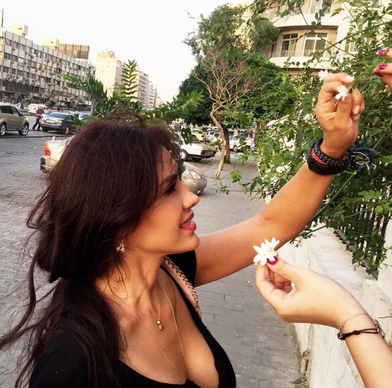 فنانة عالمية تتجاهل وزير الإعلام السوري وتفضل عليه ماسح أحذية صورة رقم 3 فنانة عالمية تتجاهل وزير الإعلام السوري وتفضل عليه ماسح أحذية صورة رقم 3