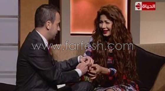 مفاجأة كبيرة للفنانة نجلاء بدر: خطيبها يقدم لها الشبكة على الهواء صورة رقم 7 مفاجأة كبيرة للفنانة نجلاء بدر: خطيبها يقدم لها الشبكة على الهواء صورة رقم 7