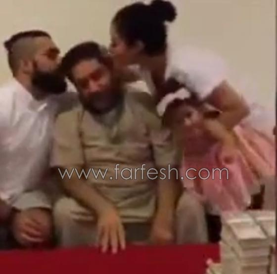 فيديو والد الفنانة شهد يهدي حفيدته أموالاً بقدر وزنها صورة رقم 2 فيديو والد الفنانة شهد يهدي حفيدته أموالاً بقدر وزنها صورة رقم 2