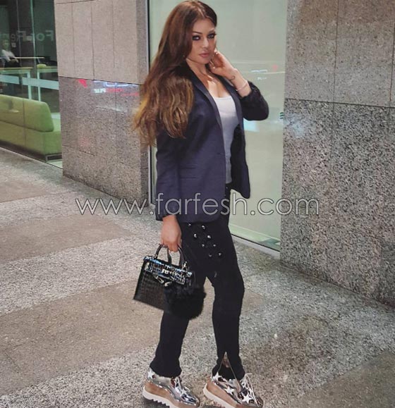 صور هيفاء وهبي تتألق بالعباءات المثيرة وتكسب اعجاب الجمهور صورة رقم 13 صور هيفاء وهبي تتألق بالعباءات المثيرة وتكسب اعجاب الجمهور صورة رقم 13