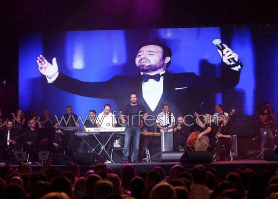 شاهد كيف فاجأ الوليد والده الحلاني بالدبكة اللبنانية على المسرح صورة رقم 6 شاهد كيف فاجأ الوليد والده الحلاني بالدبكة اللبنانية على المسرح صورة رقم 6