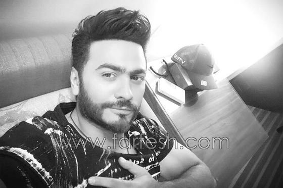 مشاجرة بين فانز تامر حسني بمطار القاهرة بسبب الصور التذكارية صورة رقم 2 مشاجرة بين فانز تامر حسني بمطار القاهرة بسبب الصور التذكارية صورة رقم 2