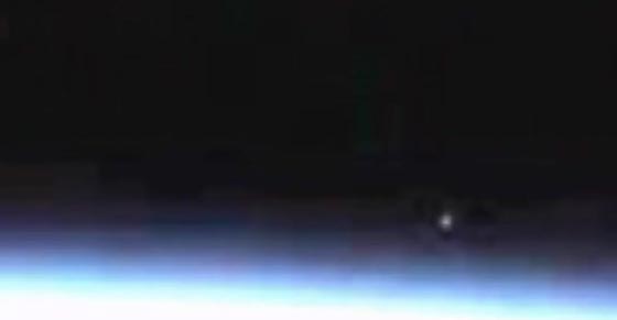 اتهام ناسا بقطع البث المباشر من محطة الفضاء لدى ظهور كائنات فضائية! صورة رقم 2
