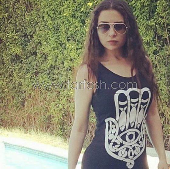 صور مي عز الدين تٌشعِل الجدل لارتدائها مايوه السباحة وتاتو على يدها صورة رقم 2 صور مي عز الدين تٌشعِل الجدل لارتدائها مايوه السباحة وتاتو على يدها صورة رقم 2