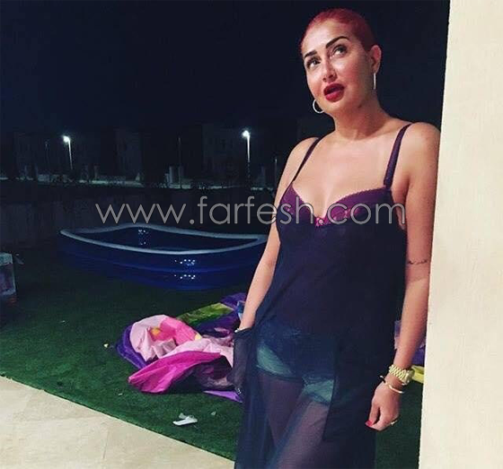 صور غادة عبد الرازق تتصرف كالمراهقات رغم انها جدة في الخمسين! صورة رقم 3 صور غادة عبد الرازق تتصرف كالمراهقات رغم انها جدة في الخمسين! صورة رقم 3