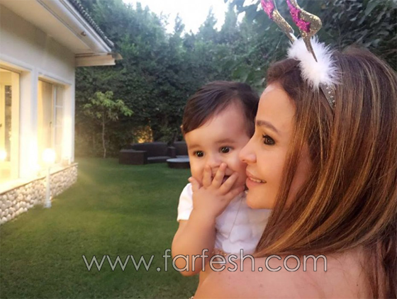 كارول سماحة تعايد ابنتها تالا في عيد ميلادها الأول بكلمات مؤثرة وكعكة وردية صورة رقم 4 كارول سماحة تعايد ابنتها تالا في عيد ميلادها الأول بكلمات مؤثرة وكعكة وردية صورة رقم 4