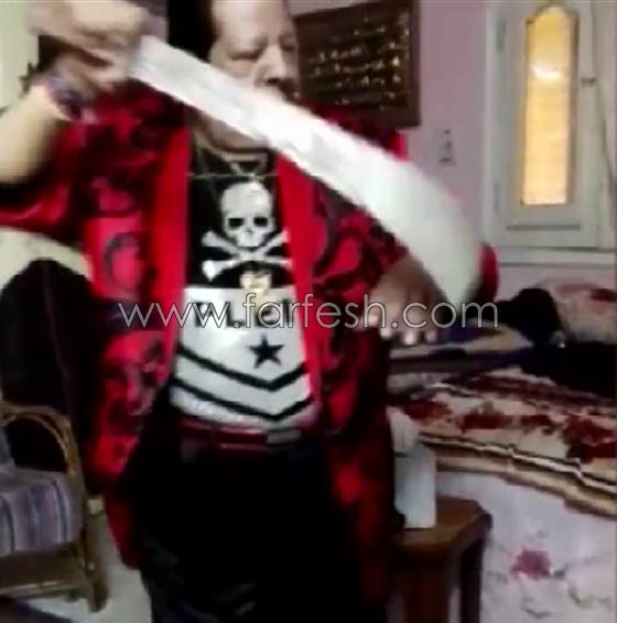 شعبان عبد الرحيم يرقص احتفالا بشفائة من كسر القدم والذراع صورة رقم 5