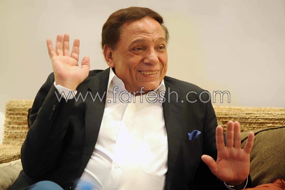 صورة عادل امام مع أحفاده تكشف الشبه الكبير بينهم صورة رقم 2