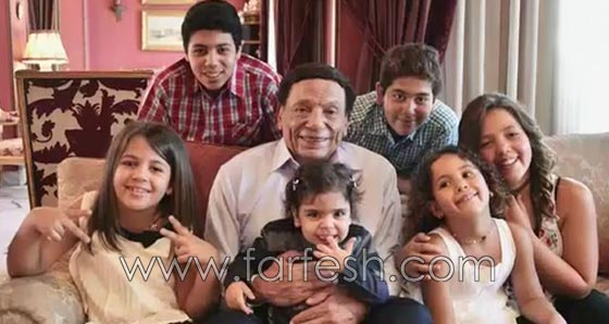 صورة عادل امام مع أحفاده تكشف الشبه الكبير بينهم صورة رقم 1