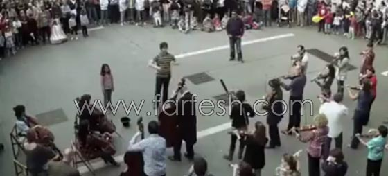 مجموعة عازفين تتحف المارة بسيمفونية رائعة من اجل البهجة صورة رقم 3 مجموعة عازفين تتحف المارة بسيمفونية رائعة من اجل البهجة صورة رقم 3