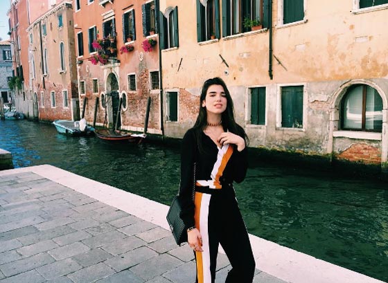 فيديو كليب جديد للنجمة الإنكليزية Dua Lipa صورة رقم 1 فيديو كليب جديد للنجمة الإنكليزية Dua Lipa صورة رقم 1