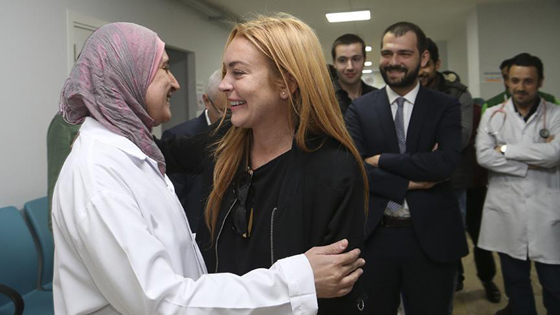 النجمة ليندسي لوهان في زيارة مفاجئة للاجئين السوريين تحمل لهم الهدايا صورة رقم 3