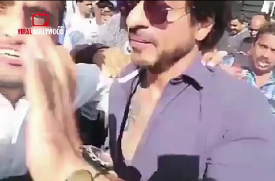 شاروخان فقد اعصابه عندما وضع احد المعجبين يده على كتفه! فيديو صورة رقم 3 شاروخان فقد اعصابه عندما وضع احد المعجبين يده على كتفه! فيديو صورة رقم 3
