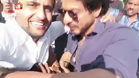 شاروخان فقد اعصابه عندما وضع احد المعجبين يده على كتفه! فيديو صورة رقم 2 شاروخان فقد اعصابه عندما وضع احد المعجبين يده على كتفه! فيديو صورة رقم 2