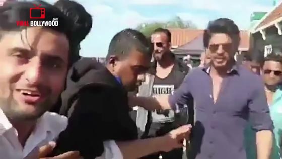 شاروخان فقد اعصابه عندما وضع احد المعجبين يده على كتفه! فيديو صورة رقم 1 شاروخان فقد اعصابه عندما وضع احد المعجبين يده على كتفه! فيديو صورة رقم 1