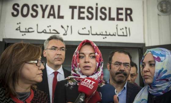 ليندسي لوهان بالحجاب في عنتاب.. زيارة الى معسكر اللاجئين! صور صورة رقم 2 ليندسي لوهان بالحجاب في عنتاب.. زيارة الى معسكر اللاجئين! صور صورة رقم 2