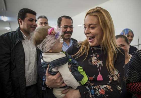 ليندسي لوهان بالحجاب في عنتاب.. زيارة الى معسكر اللاجئين! صور صورة رقم 5 ليندسي لوهان بالحجاب في عنتاب.. زيارة الى معسكر اللاجئين! صور صورة رقم 5